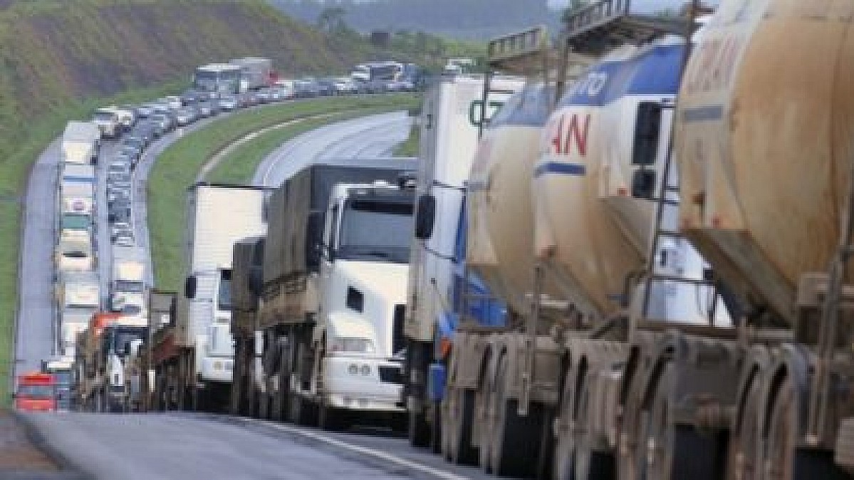 Caminhoneiros a favor do presidente bloqueiam rodovias 