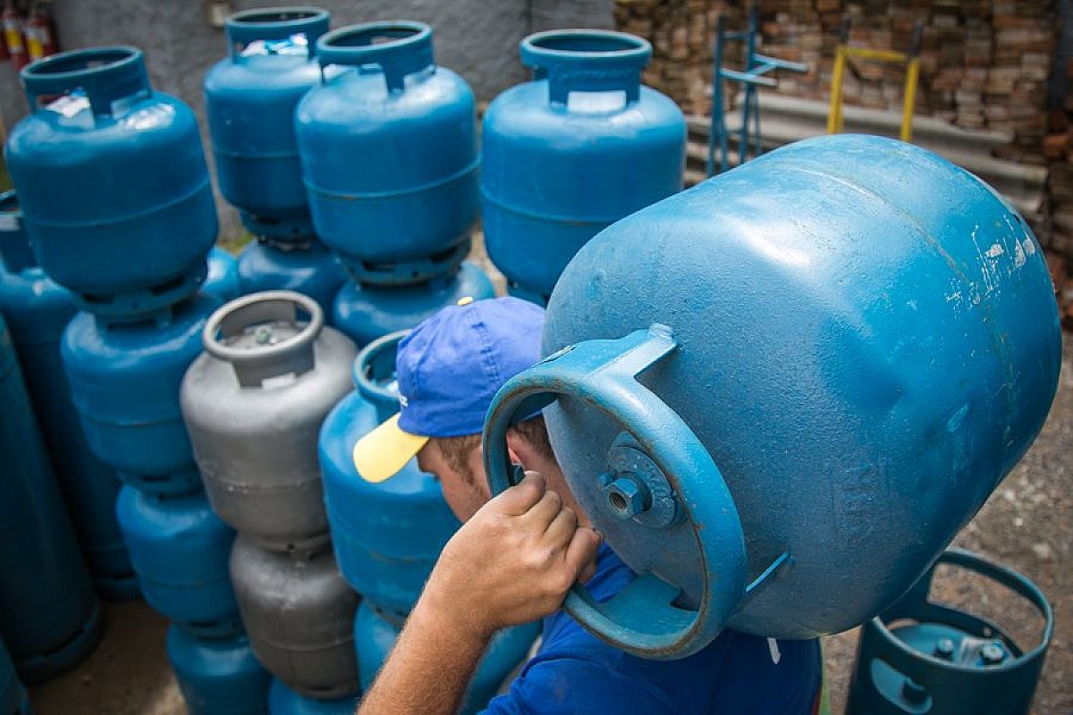 Gás de cozinha da Petrobras fica 4,7% mais barato para distribuidoras a partir de hoje (13)