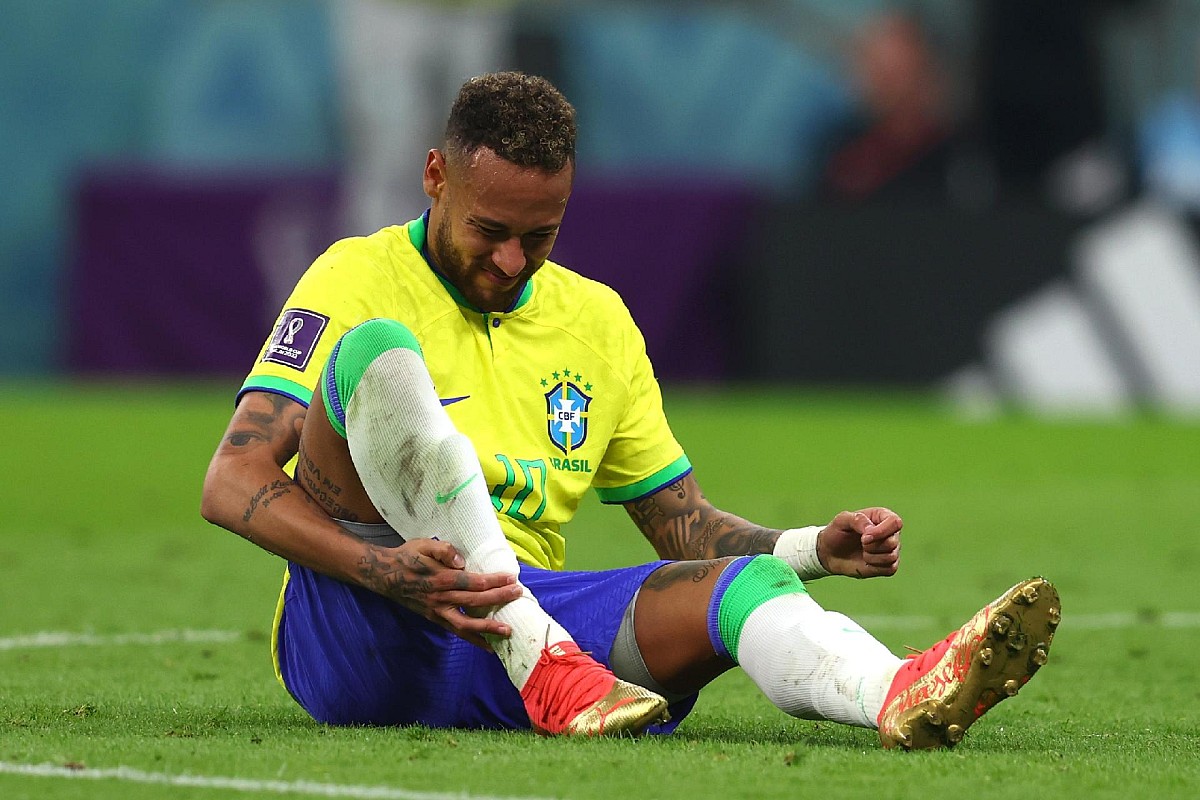 Médico da Seleção Brasileira atualiza estado de Neymar após lesão
