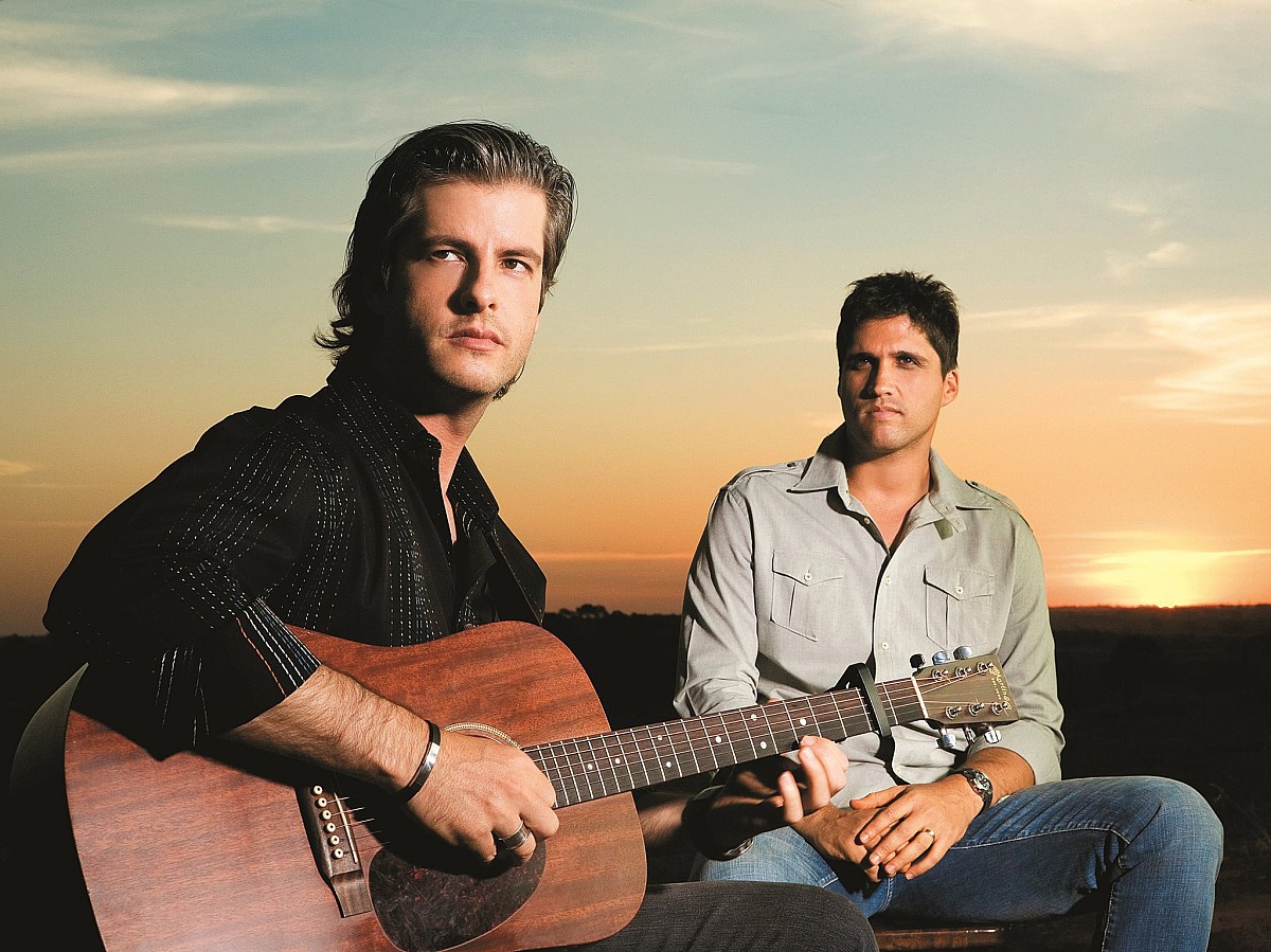 Léo Chaves assina com escritório de gerenciamento de carreiras e se prepara para lançamento de música