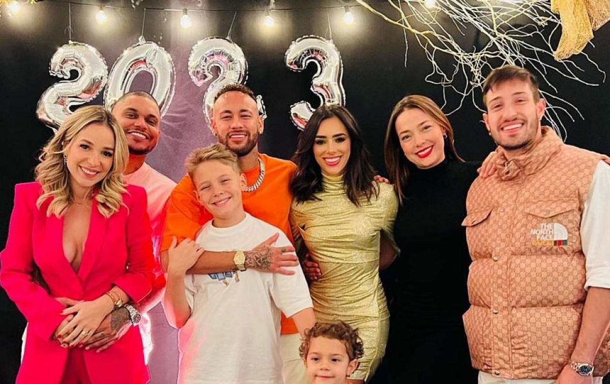 Neymar comemora ano novo com a ex-namorada e com a mãe do filho em Paris