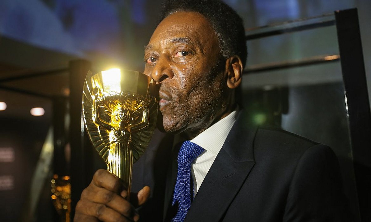 Corpo de Pelé segue em cortejo pelas ruas de Santos