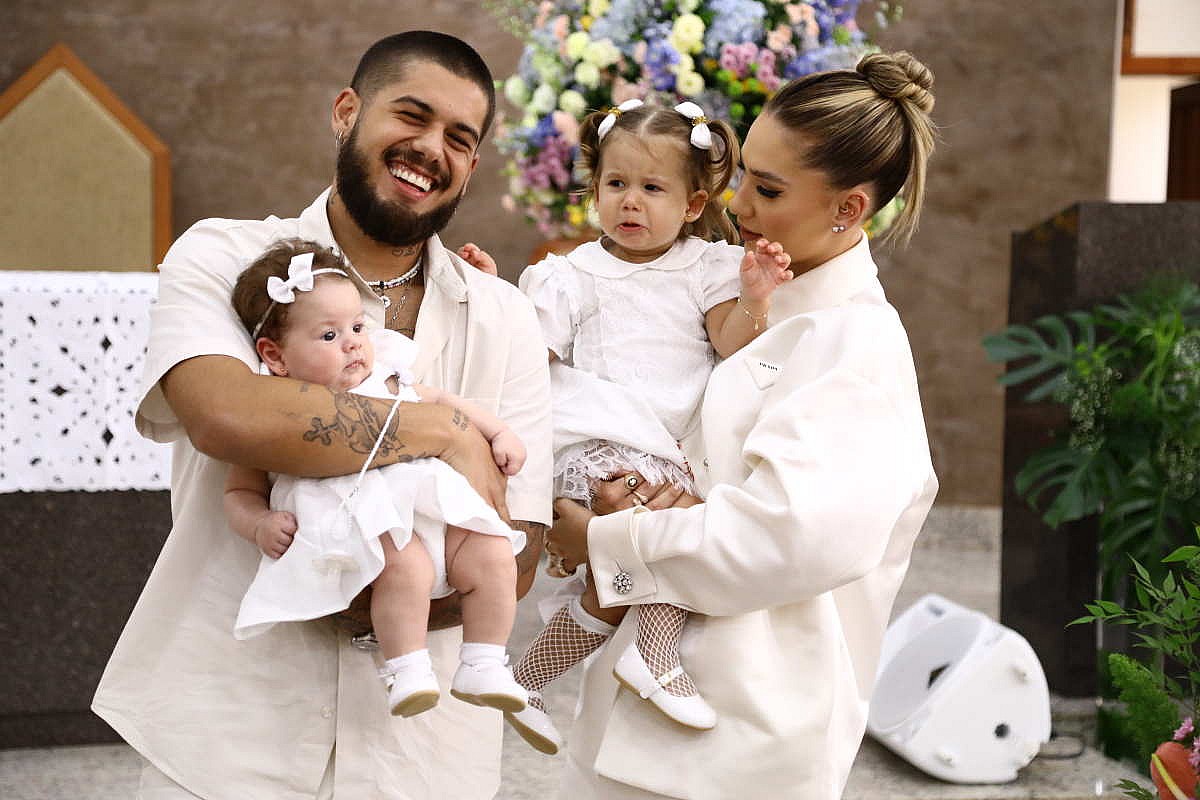Virginia Fonseca e Zé Felipe batizam as filhas Maria Flor e Alice 