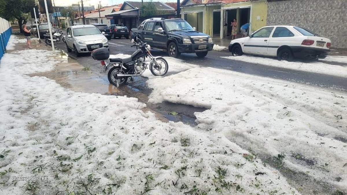 Botucatu tem forte chuva de granizo no último dia do verão 