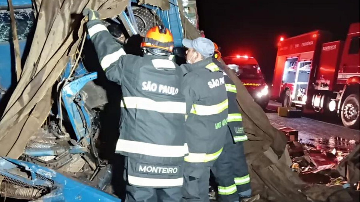 Caminhoneiro morre após bater em carreta na Rodovia Castello Branco 