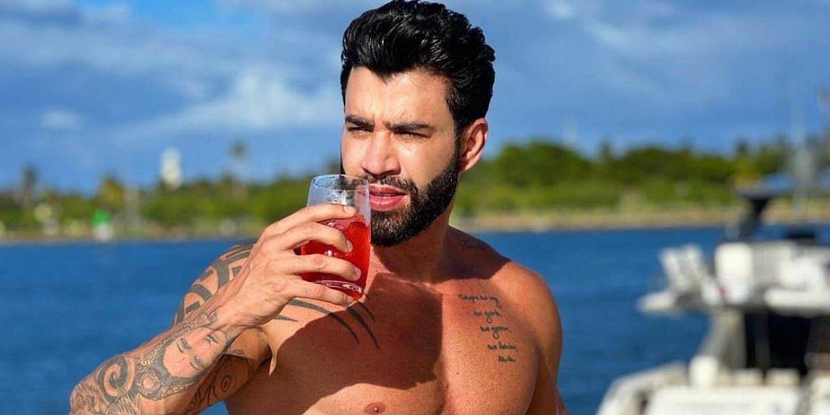 Gusttavo Lima ganha peixe gigante durante show e se surpreende