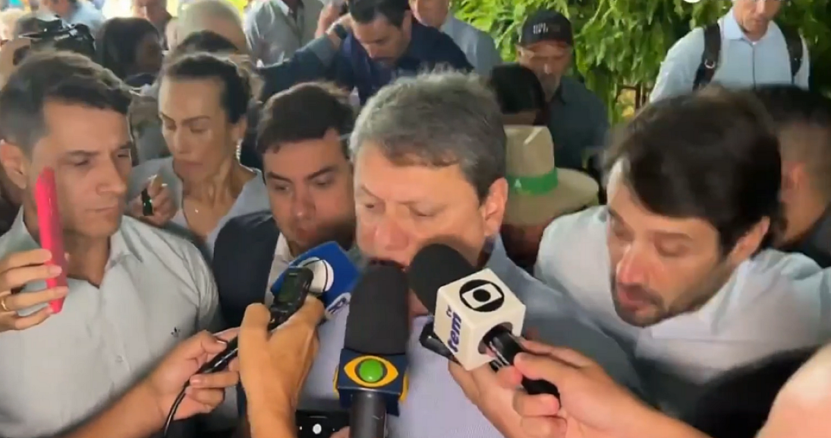 Piso cede durante entrevista do governador Tarcísio de Freitas em feira agropecuária no interior de SP