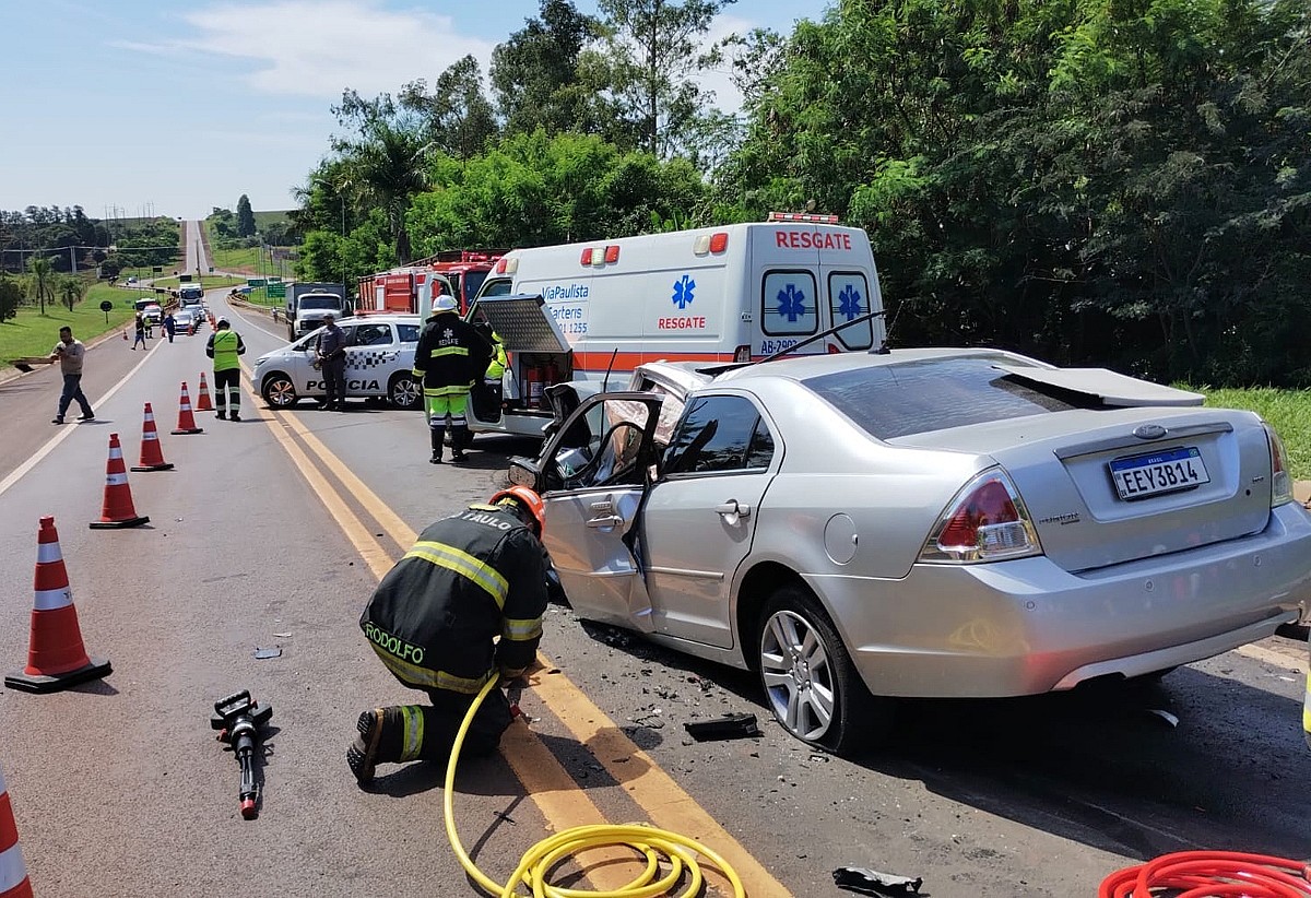 Motorista de carro morre e bois fogem em acidente com caminhão de transporte de gado em Taquarituba