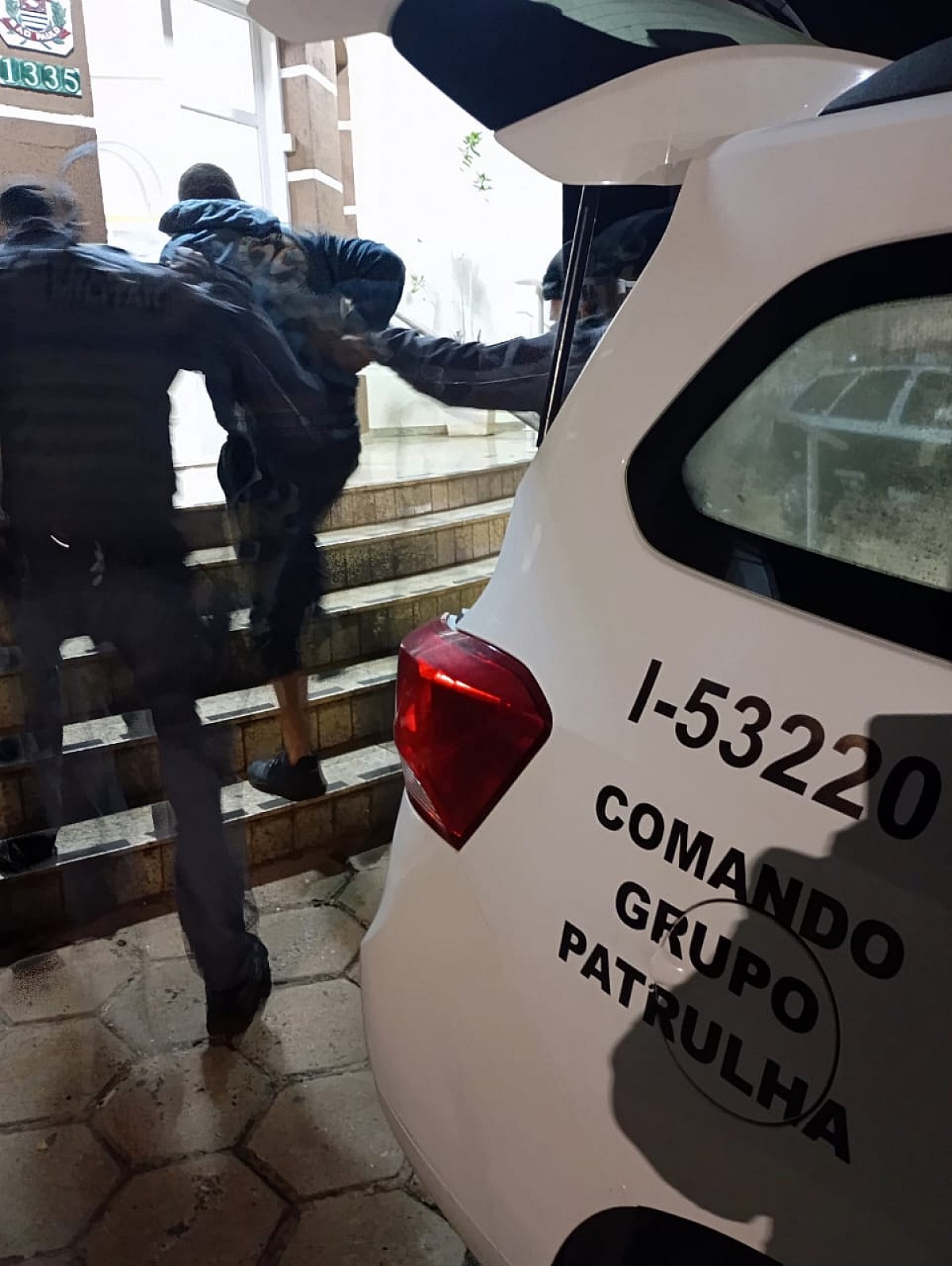 Dupla é presa por latrocínio em Cerqueira César; vítima foi morta a facadas e teve cartões roubados