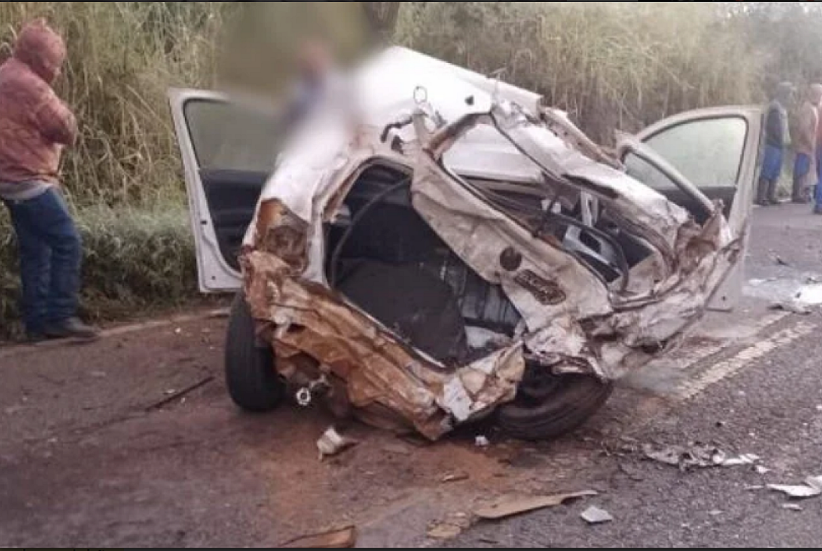 Colisão entre três veículos interdita rodovia entre Botucatu e Itatinga e deixa ferido grave