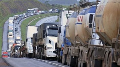 Caminhoneiros a favor do presidente bloqueiam rodovias