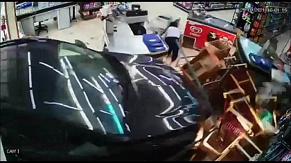 Carro desgovernado invade supermercado em Itaí e quase atinge funcionária