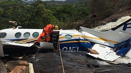 Avião que caiu com Marília Mendonça será levado para o RJ para perícia