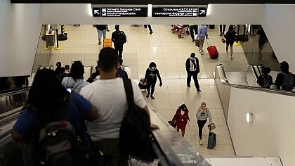 Governo passa a exigir quarentena de 5 dias para viajantes