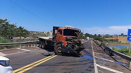 Carro e caminhão caem de ponte que liga Paranapanema a Itaí