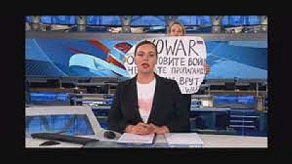 Funcionária de TV russa invade programa para protestar contra a guerra