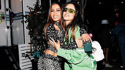 O encontro de milhões: Camila Cabello, Anitta e Juliette se divertem nos bastidores do Coachella