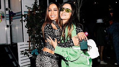 O encontro de milhões: Camila Cabello, Anitta e Juliette se divertem nos bastidores do Coachella