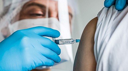 A Prefeitura de Fartura informou que a 3ª dose vacina contra a Covid-19 está disponível em todas as unidades de saúde