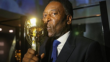 Corpo de Pelé segue em cortejo pelas ruas de Santos