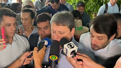 Piso cede durante entrevista do governador Tarcísio de Freitas em feira agropecuária no interior de SP