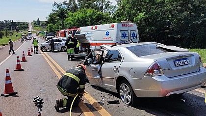 Motorista de carro morre e bois fogem em acidente com caminhão de transporte de gado em Taquarituba