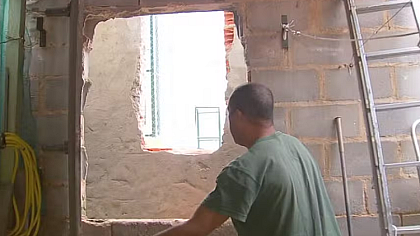 Morador abre buraco na parede para sair de casa alagada em Tietê